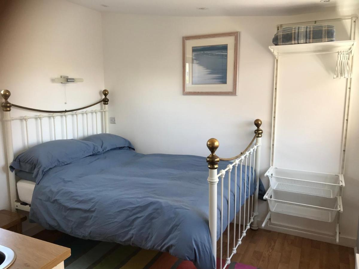 Flat Rocks, With Parking, 100M From Beach Apartamento Perranporth Exterior foto